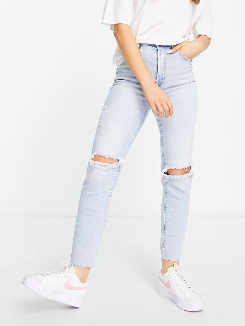 NWT Stradivarius Slim Mom Light Wash Distressed Ripped Stretchy Jeans